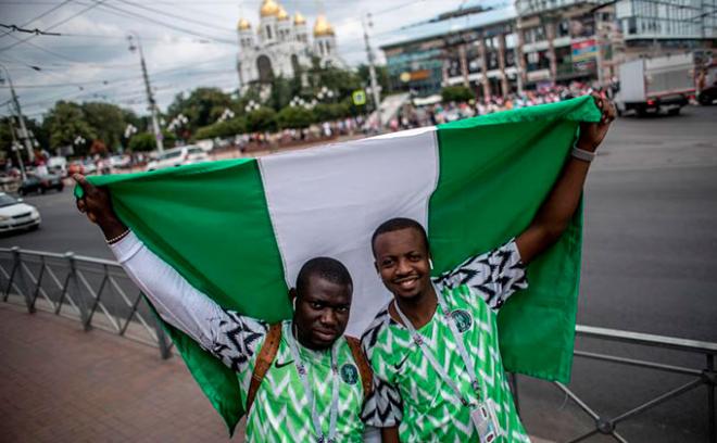 Dos aficionados de Nigerias posan con la bandera de su país en la ciudad de Kaliningrado.