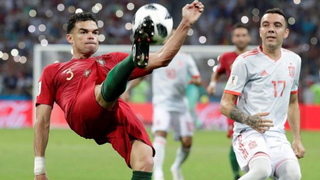 Aspas ante Pepe en su debut en el Mundial (Foto: EFE).