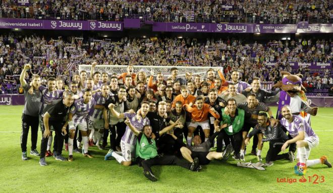 Los jugadores del Real Valladolid celebran la clasificación para el play off de ascenso (Foto: LaLiga).