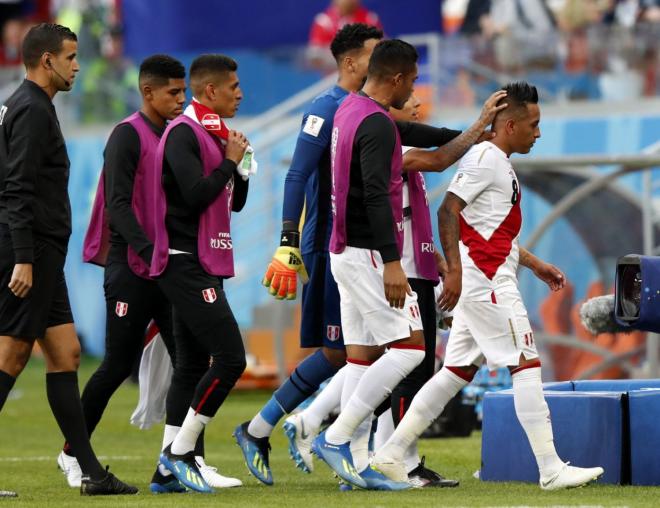 Cueva se retira del campo consolado por sus compañeros tras fallar un penalti ante Dinamarca.