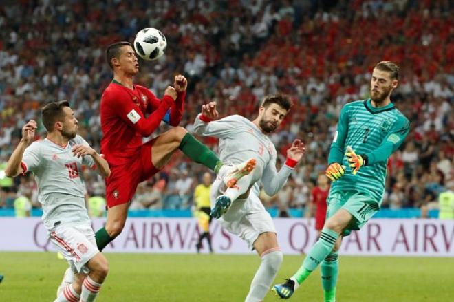 De Gea trata de taponar un disparo de Cristiano Ronaldo en el Portugal-España del Mundial de Rusia.