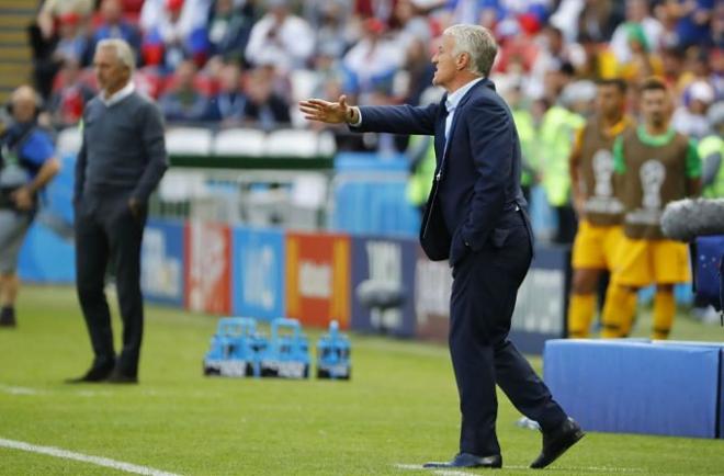 Deschamps da indicaciones desde la banda en el Francia-Australia del Mundial de Rusia 2018.