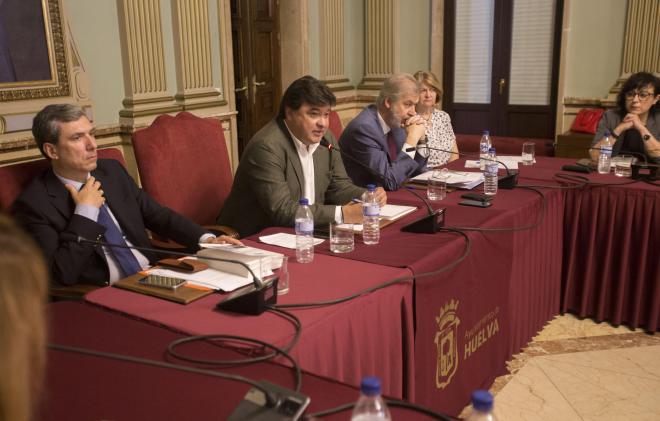 El alcalde de Huelva, Gabriel Cruz, habla del Recreativo en un pleno. Foto: ED
