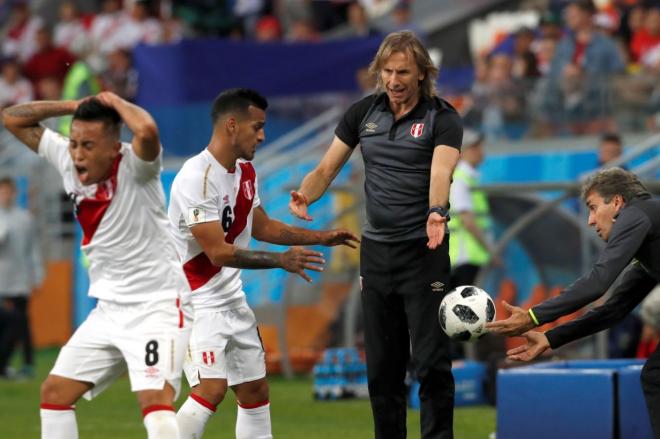 Gareca da indicaciones a sus jugadores durante el Perú-Dinamarca del Mundial de Rusia.