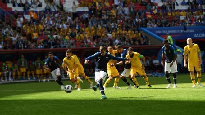 Griezmann lanza un penalti ante Australia en el duelo inicial del Grupo C del Mundial de Rusia.