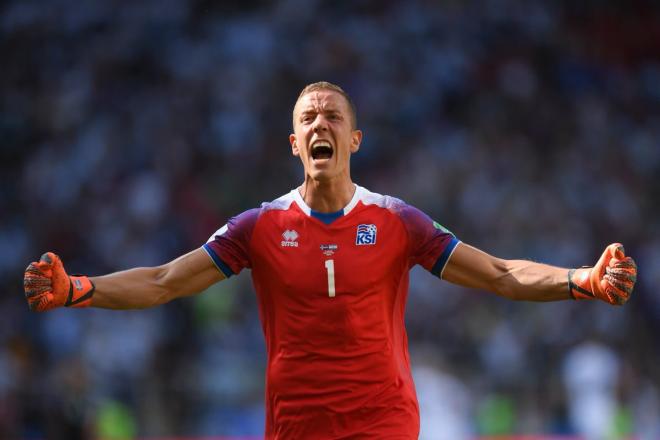 Halldorsson, portero de Islandia, celebra el gol de Finnbogasson a Argentina en el Mundial de Rusia.