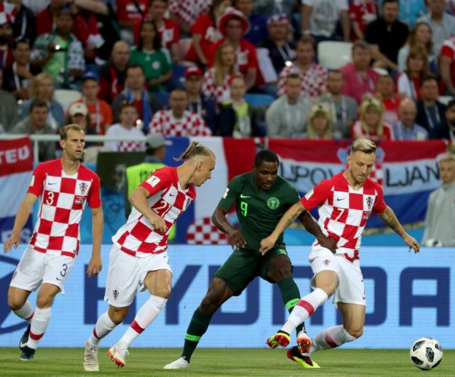 Ighalo y Rakitic pelean por un balón durante el Croacia-Nigeria ante la mirada de Vida y Strinic.