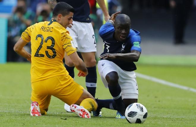 Kanté y Rogic pelean por un balón durante el Francia-Australia del Mundial de Rusia 2018.