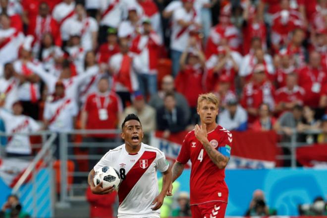 Kjaer, en el del Perú-Dinamarca del Mundial.