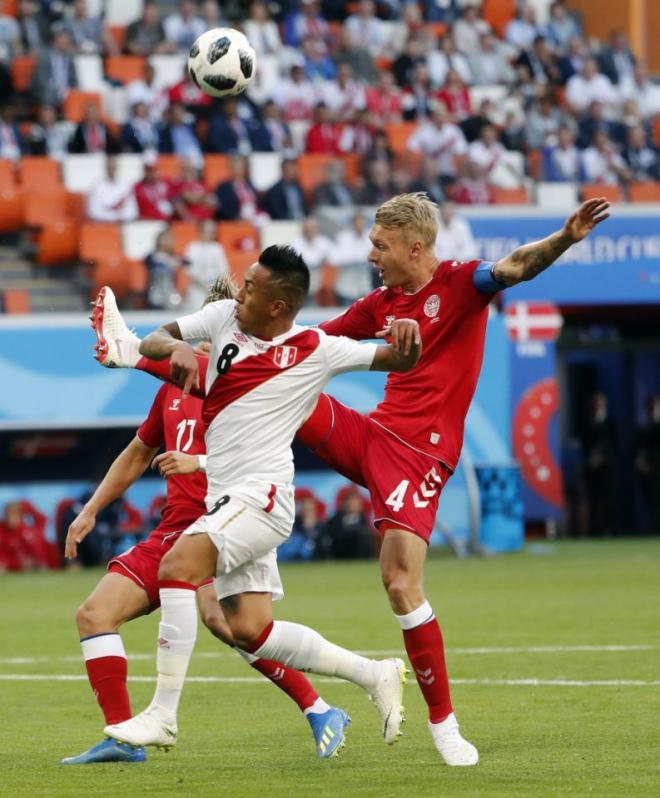 Kjaer, durante el Perú-Dinamarca del Mundial.