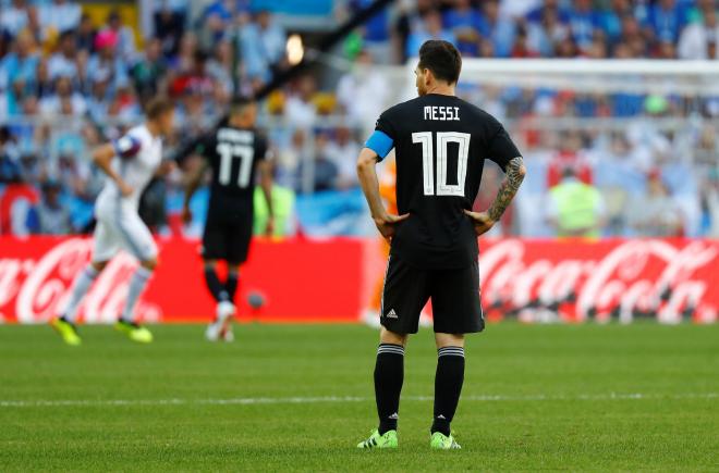 Leo Messi se lamenta tras el gol de Islandia en el partido de Argentina en el Grupo D del Mundial de Rusia 2018.