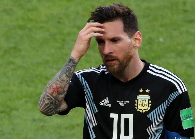 Leo Messi se lamenta después del empate de la selección argentina ante Islandia en Rusia 2018.