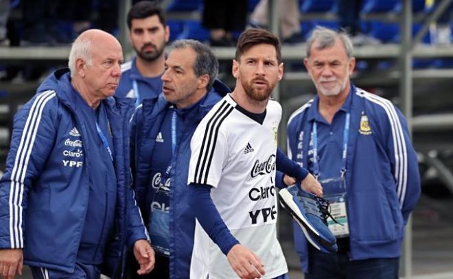 Leo Messi sale a calentar en un entrenamiento de Argentina durante el Mundial de Rusia.