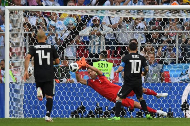 Leo Messi falla un penalti ante Islandia.