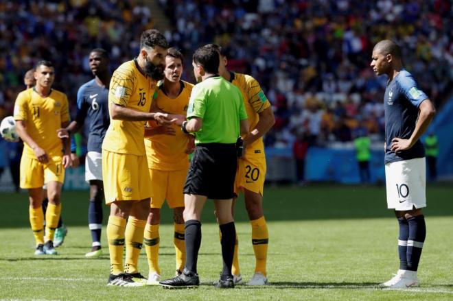 Los jugadores de Australia protestan al árbitro tras señalar penalti favorable a Francia tras revisar el VAR.