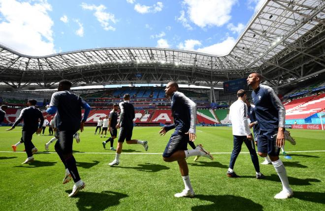 Mbappé y N'Zonzi se ejercitan sobre el césped del Kazán Arena en la previa del encuentro ante Australia de la primera jornada del Grupo C del Mundial de Rusia 2018.