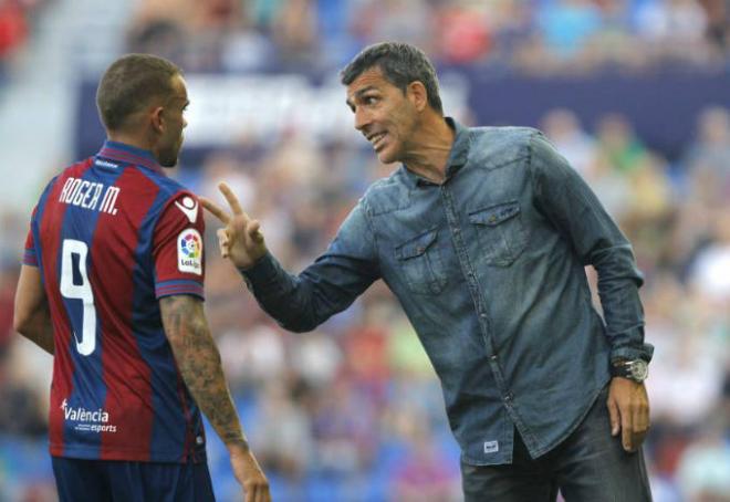 Muñiz, dando instrucciones a un jugador en su etapa en el Levante.