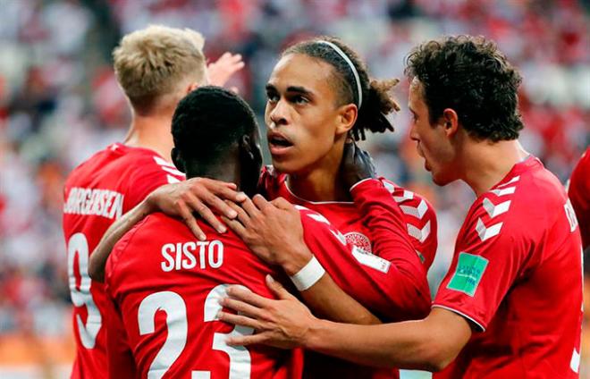 Poulsen celebra el gol con sus compañeros en el Perú-Dinamarca del Mundial de Rusia 2018.