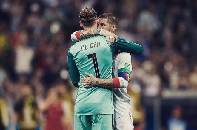 Sergio Ramos abraza a David de Gea tras el Portugal-España del Mundial de Rusia.