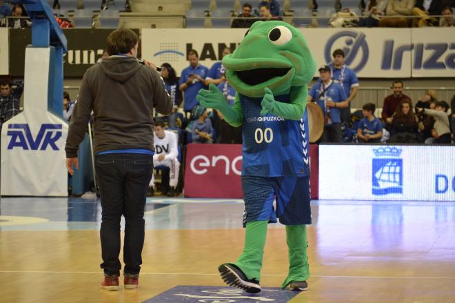 Mascota del Gipuzkoa Basket en el Donostia Arena. (Foto: Giovanni Batista).