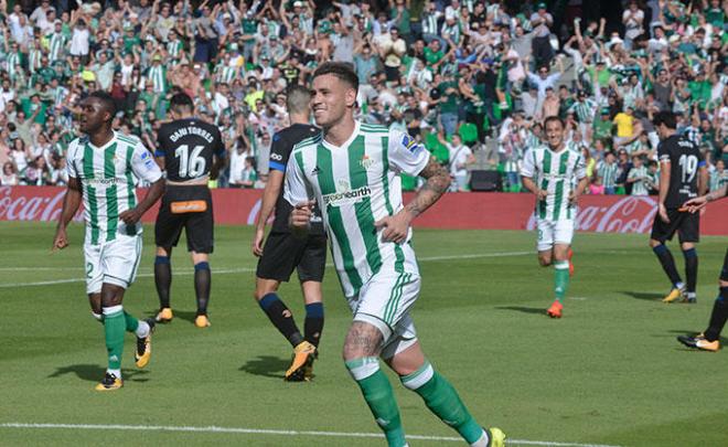 Tonny Sanabria celebra un gol con el Betis.