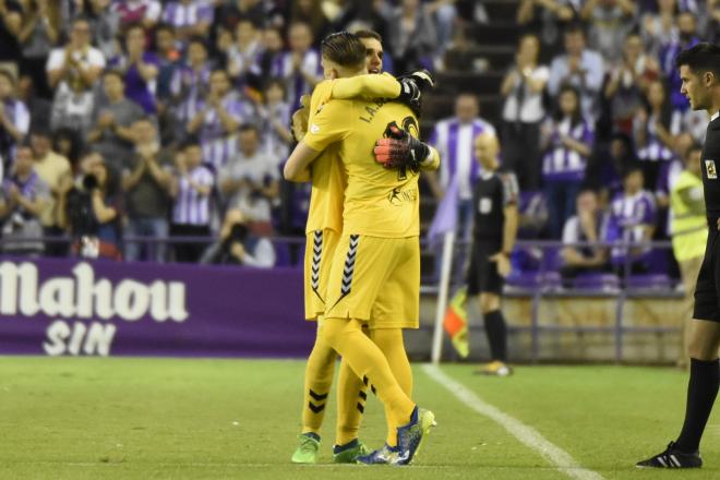 Jordi Masip e Isaac Becerra se abrazan tras lograr el ascenso a Primera con el Real Valladolid (Foto: Andrés Domingo).