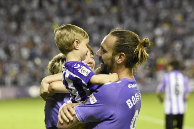 Borja Fernández celebra con su hijo en Zorrilla el ascenso a Primera del Real Valladolid (Foto: Andrés Domingo).
