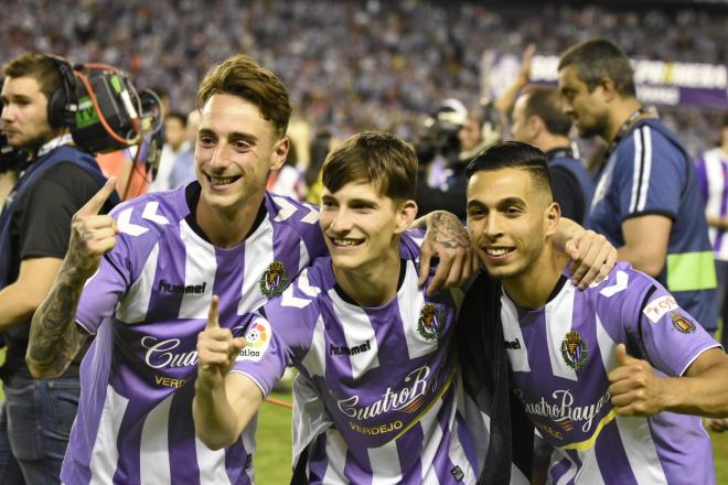 Calero, Toni y Anuar, jugadores del Real Valladolid, celebran el ascenso en Zorrilla (Foto: Andrés Domingo).