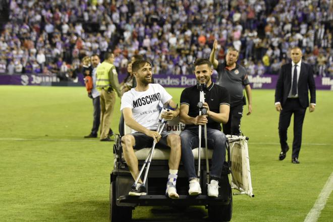 Míchel Herrero y Luismi Sánchez, aunque lesionados, celebran el ascenso a Primera del Real Valladolid en Zorrilla (Foto: Andrés Domingo).