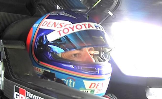 Fernando Alonso pilota el Toyota TS050 durante las 24 Horas de Le Mans.