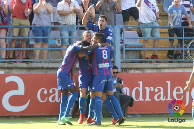 Los jugadores del Extremadura celebran el gol ante el Cartagena en los play off de ascenso a Segunda División.