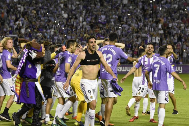 Mata lidera la celebración de los jugadores del Real Valladolid celebran el ascenso a Primera en el José Zorrilla (Foto: Andrés Domingo).