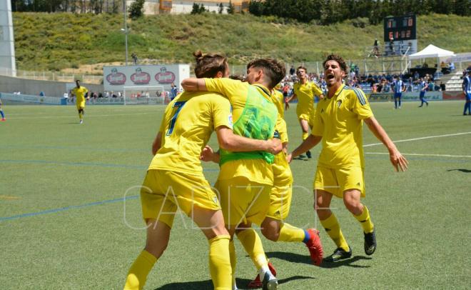 Los jugadores del Cádiz B celebran el gol de Manu ante el Ejea en la lucha por el ascenso a Segunda B (Foto: CCF).