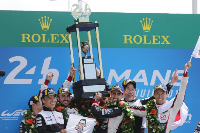 Fernando Alonso celebra con todo el equipo de Toyota el triunfo en las 24 horas de Le Mans 2018.