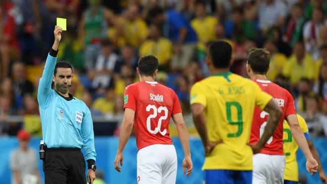 Schär, junto al árbitro, en el Brasil-Suiza del Mundial de Rusia 2018 (Foto: FIFA).