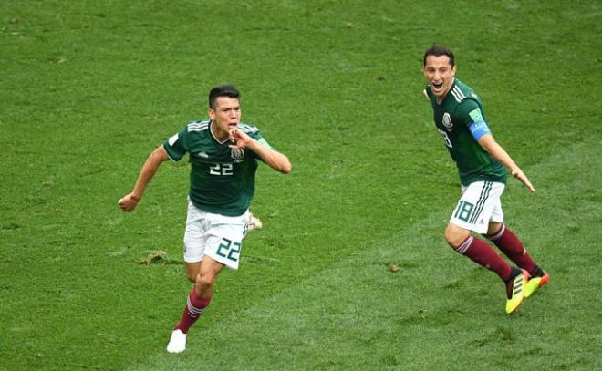 Hirving Lozano y Andrés Guardado celebran el gol de México.