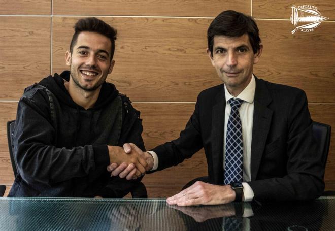 Jony, junto al presidente del Alavés tras firmar su contrato.
