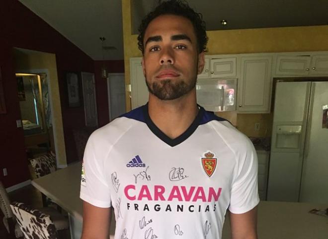 José Joaquín Arcega, jugador de fútbol americano con la Universidad de Stanford, posa con la camiseta del Real Zaragoza.