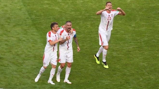 Kolarov celebra con Ljajic y Matic su gol ante Costa Rica en el Mundial de Rusia.