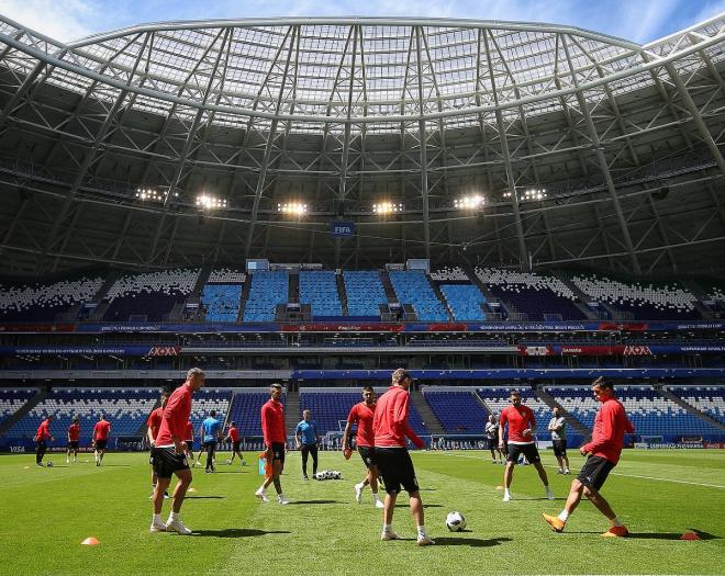 Los jugadores de Serbia se ejercitan sobre el césped del Arena Samara el día de antes del debut en Rusia 2018 ante Costa Rica.
