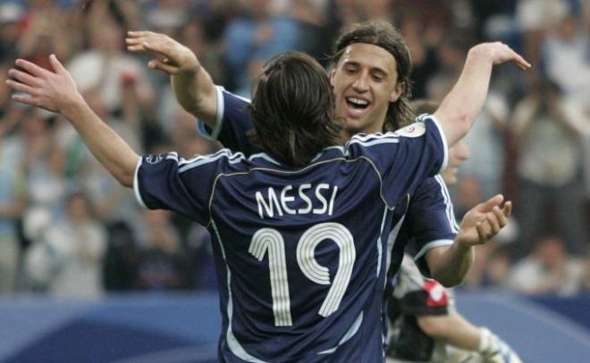 Leo Messi abraza a Hernán Crespo en un partido del Mundial de Alemania 2006.