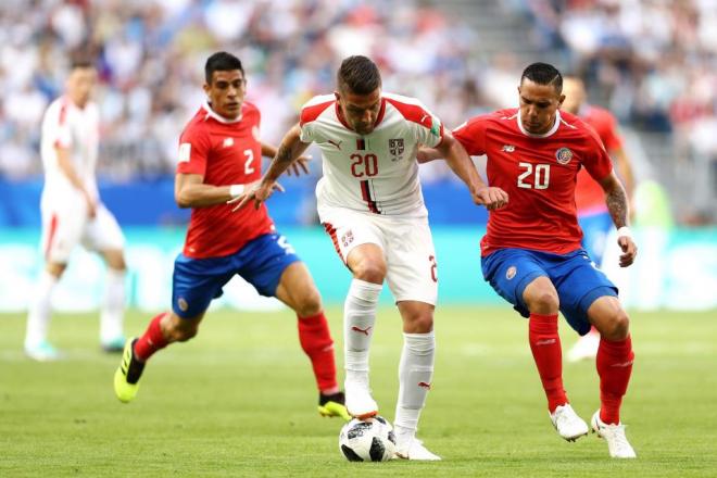 Sergej Milinkovic-Savic pelea una pelota en el partido de Serbia ante Costa Rica en el Mundial de Rusia 2018.