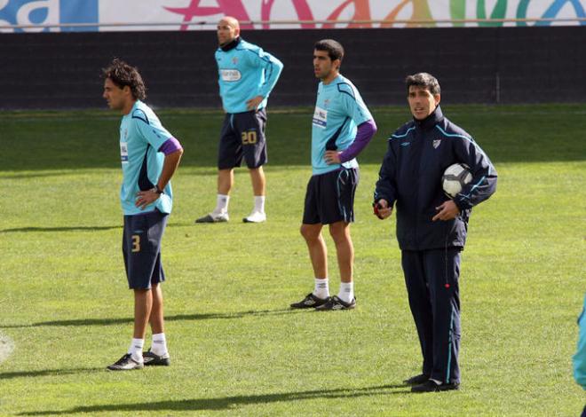 Muñiz, dirigiendo un entrenamiento en su anterior etapa en el Málaga.