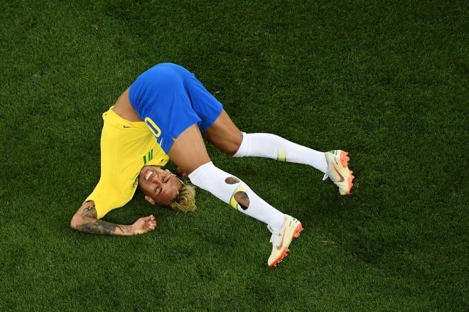 Neymar, en el suelo después de una falta recibida en el partido de Brasil ante Suiza en el Mundial de Rusia 2018.