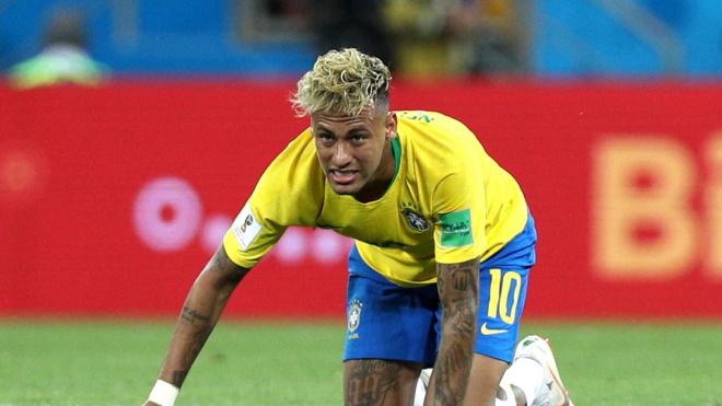 Neymar, tendido en el césped, se lamenta ante Suiza en el Mundial de Rusia.
