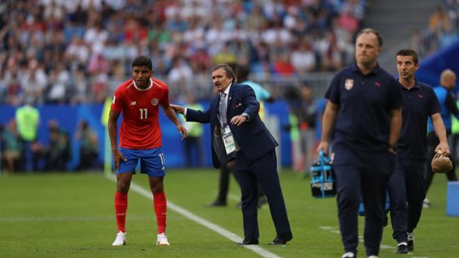 Óscar Ramírez da instrucciones a Venegas durante el Costa Rica-Serbia.