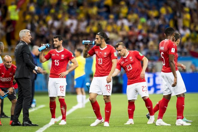 El seleccionador de Suiza, Vladimir Petkovic, da indicaciones a sus jugadores durante el Brasil-Suiza del Mundial de Rusia 2018.