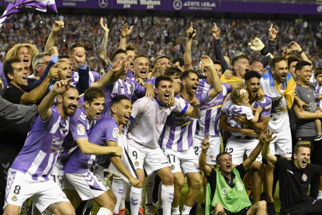 Los jugadores del Real Valladolid celebran el ascenso a Primera en el José Zorrilla (Foto: Andrés Domingo).