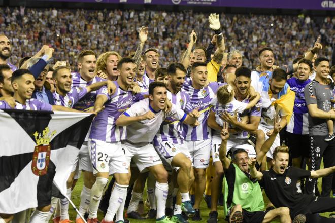 Los jugadores del Real Valladolid celebran el ascenso a Primera en el José Zorrilla (Foto: Andrés Domingo).