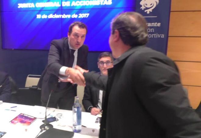 Quico Catalán saluda a un accionista en la Junta del Levante UD.